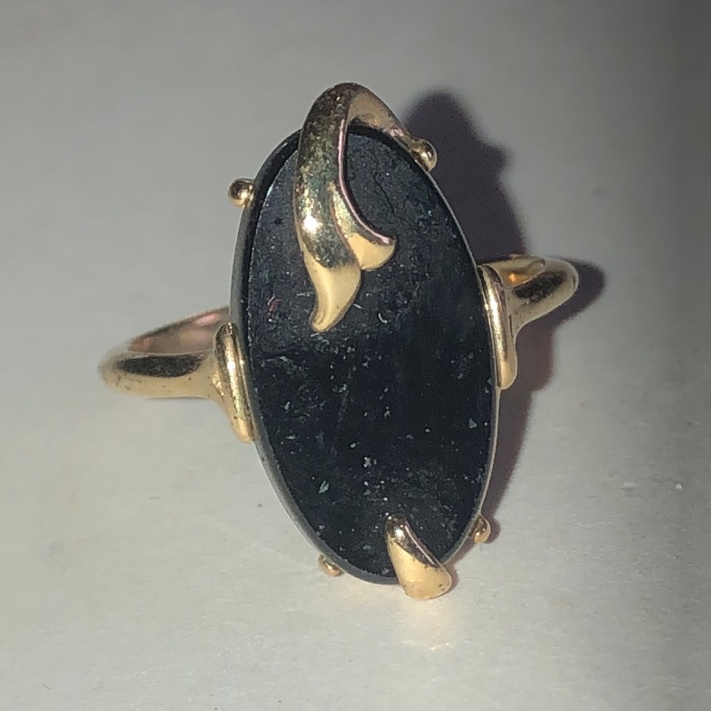 Avon Vintage Gold Tone Faux Black Onyx Oval Ring